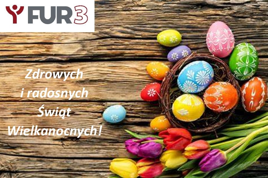Grafika przedstawia pisanki w koszyku i kolorowe tulipany na tle drewnianej podłogi - białe zdanie zdrowych i radosnych świąt wielkanocnych. Widoczne jest również logotyp FUR3 w lewym górnym rogu.